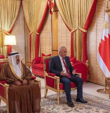 السفير عارف صالح يقدم أوراق اعتماده إلى العاهل البحريني