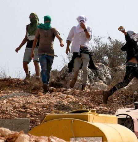 الاحتلال يعتقل مواطنا ومستوطنون يلاحقون المزارعين في مسافر يطا بالخليل