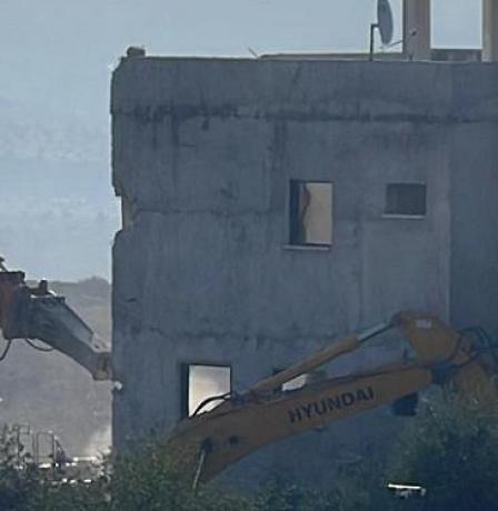 الاحتلال يجبر مواطنيْن على هدم منزلهما في جبل المكبر بالقدس