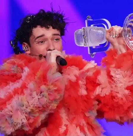 المغني السويسري "نيمو" يتخلى عن كأس "يوروفيجن" احتجاجا على مشاركة إسرائيل