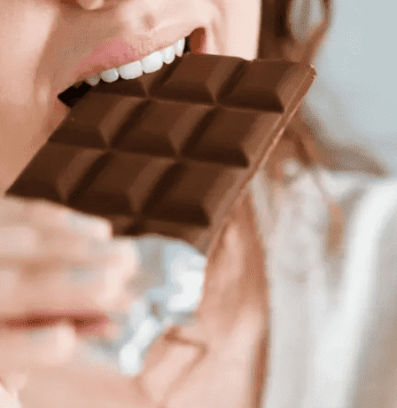 الشوكولاتة الداكنة تبطئ الشيخوخة