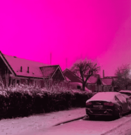 سماء وردية بمدينة بريطانية تثير الرعب بين السكان