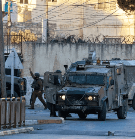 الاحتلال يعتدي على مواطن بالضرب خلال اقتحام دوما