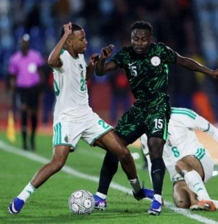 (كاف) يفتح تحقيقا بشأن أحداث مباراة الجزائر ونيجيريا