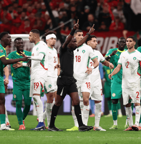 رئيس "فيفا" يهاجم تصرفات لاعبي السنغال.. ويلوّح بعقوبات