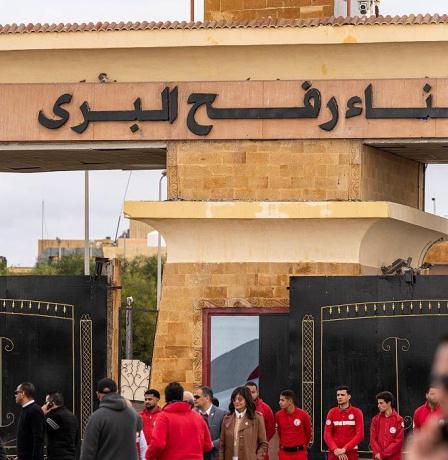 مصر تتمسك بضوابط صارمة لعبور معبر رفح وتضع شروطًا لإعمار غزة