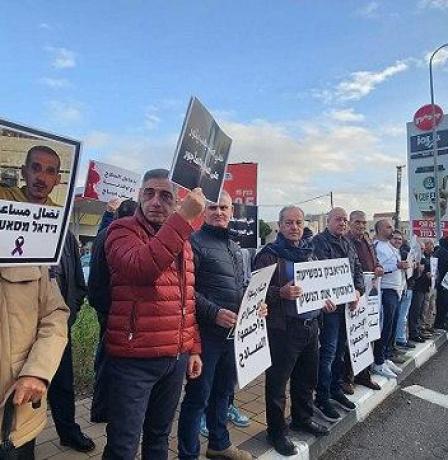 كفر ياسيف: إغلاق شارع 70 تنديدا باستفحال الجريمة وتواطؤ الشرطة واعتقال رئيس المجلس السابق