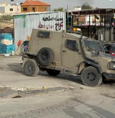 القدس: الاحتلال ينسحب من حزما بعد عدوان تخلله مداهمات واعتقالات وتنكيل