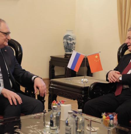 السفير عواد يبحث مع سفير جمهورية روسيا الاتحادية لدى الصين تطورات الأوضاع في فلسطين