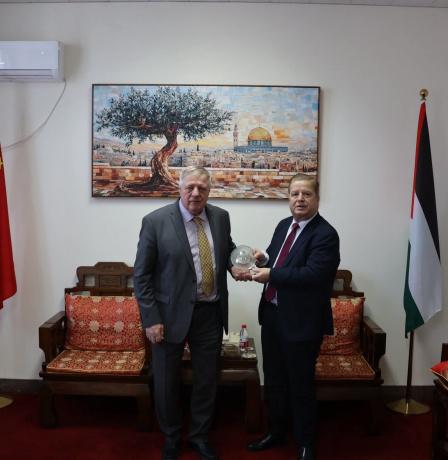 السفير عواد يلتقي سفير جمهورية سلوفاكيا لدى الصين ويضعه في صورة الأوضاع الفلسطينية