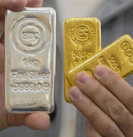 الذهب والفضة يواصلان التراجع وسط قوة الدولار