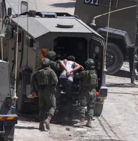 الاحتلال يعتقل ثلاثة مواطنين مستوطنون يقتحمون قرية رابود جنوب الخليل