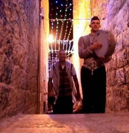 القدس.. الاحتلال يمنع مقدسيا من ممارسة مهنة المسحراتي في حي وادي الجوز