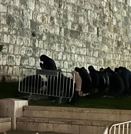 قوات الاحتلال تمنع المصلين من أداء صلاة التراويح في أحياء القدس مع استمرار إغلاق الأقصى