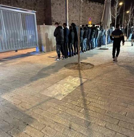 الاحتلال يمنع شبانًا من استكمال صلاتي العشاء والتراويح قرب أبواب الأقصى