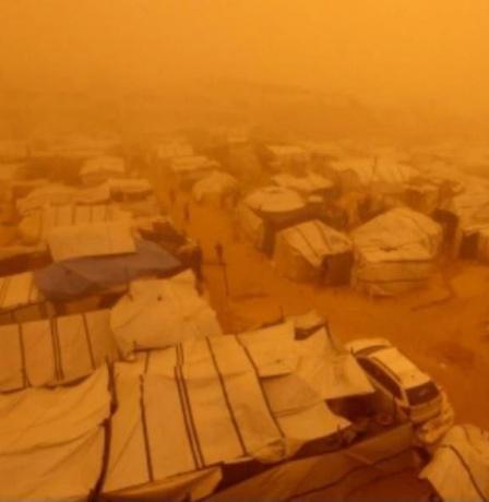 خاص | منخفض جوي يضرب خيام النازحين في غزة ويزيد معاناتهم وسط شح المساعدات