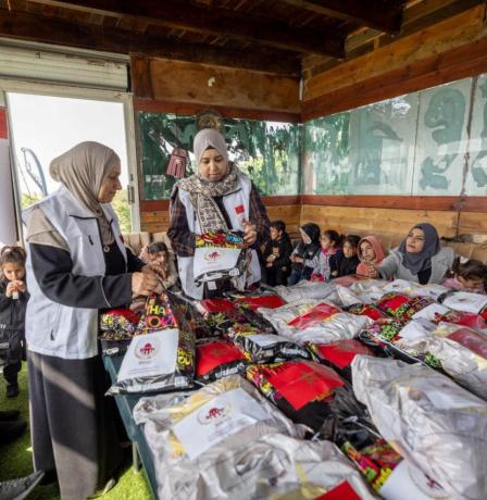وكالة بيت مال القدس توزع كسوة العيد وتمنح هدايا للأطفال في قرى القدس