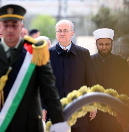 رئيس الوزراء وعدد من الوزراء يضعون إكليلا من الزهور على ضريح الشهيد ياسر عرفات