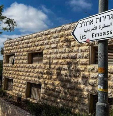 السفارة الأمريكية في إسرائيل تبدأ إجلاء رعاياها برا إلى عمّان عبر حافلات