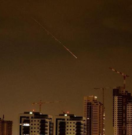 هجوم صاروخي على حيفا وتل أبيب وترامب يؤكد استمرار الحرب على إيران