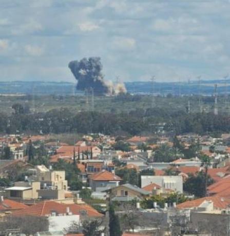 صاروخ إيراني يسقط قرب محطة كهرباء الخضيرة وسط تفعيل صفارات الإنذار