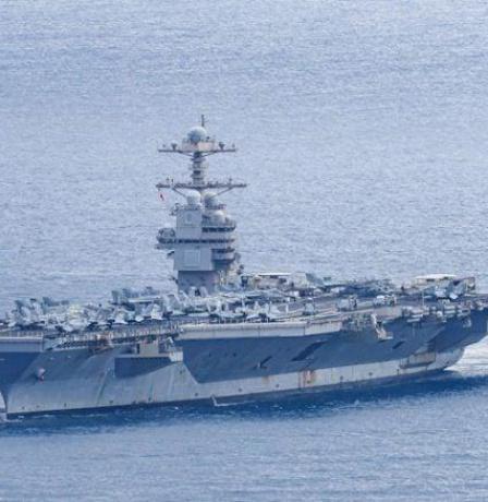 إيران تعلن إطلاق صواريخ نحو حاملة طائرات أمريكية وتحذر من ضربات إضافية