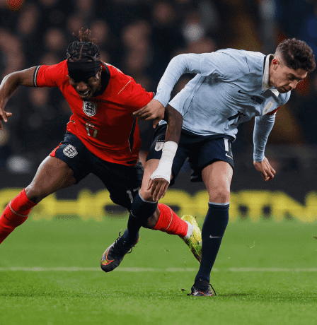 أوروجواي تقتنص تعادلا متأخرا من إنجلترا