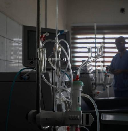 خاص| مخاطر توقف مولدات المستشفيات في غزة تهدد مئات المرضى.. تحذيرات من كارثة صحية وشيكة