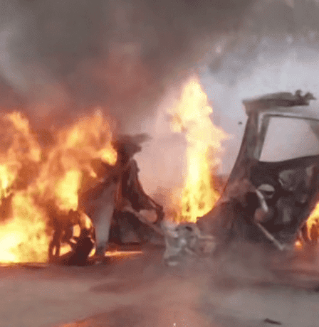 شاهد.. شهيد وإصابات باستهداف مركبة وسط قطاع غزة