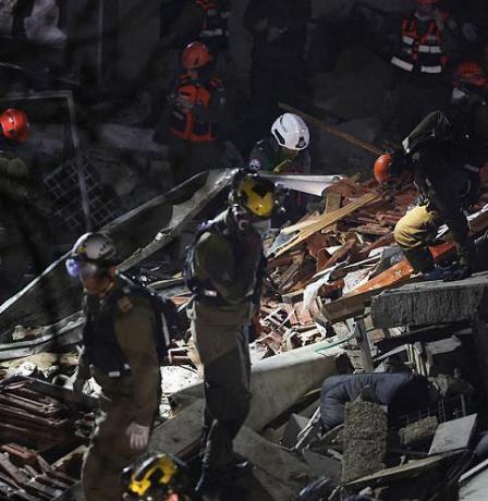 صاروخ إيراني يضرب مبنى في حيفا.. مصابون وبحث عن مفقودين تحت الأنقاض