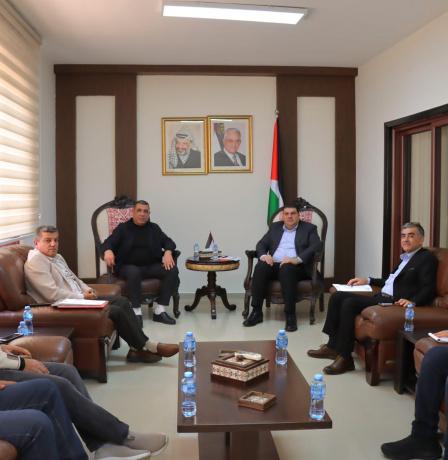 الأحمد يلتقي نقابة أصحاب شركات ومعارض الشاحنات والمعدات الثقيلة