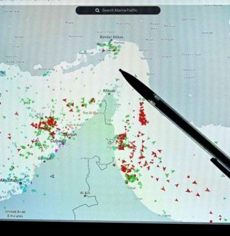 الحرس الثوري يحذر: “دوامة قاتلة” تنتظر أعداء إيران في مضيق هرمز وسط تصعيد أمريكي