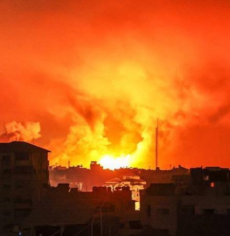 شهيدان بقصف الاحتلال مقهى في مدينة غزة