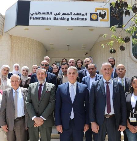المعهد المصرفي الفلسطيني يُخرّج دبلوم التحكيم المالي والمصرفي