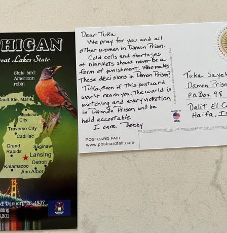 بالصور: إدارة سجن الدامون تمنع وصول ألف بطاقة بريدية للأسيرات