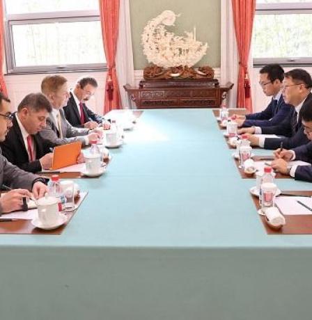 السفير عواد يلتقي مسؤولا صينيا ويطلعه على تطورات الأوضاع في فلسطين