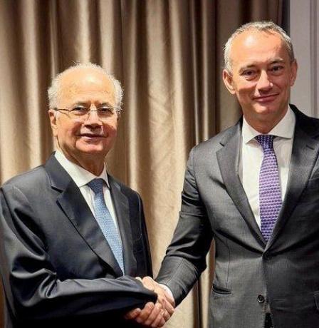 ملادينوف يبحث مع محمد مصطفى تنفيذ القرار الدولي 2803 وإعمار غزة