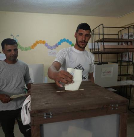 لجنة الانتخابات: تمديد التصويت في دير البلح لساعة واحدة