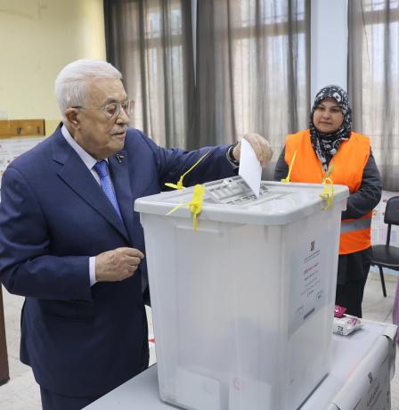 الرئيس عباس يدلي بصوته في الانتخابات المحلية بمدينة البيرة
