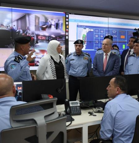 رئيس الوزراء يتفقد غرفة عمليات الشرطة لمتابعة سير الانتخابات