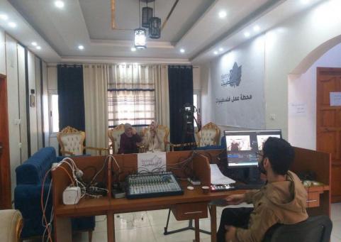 »هنا غزة»… صوتٌ يولد من الركام ليعيد الحكاية إلى أصحابها