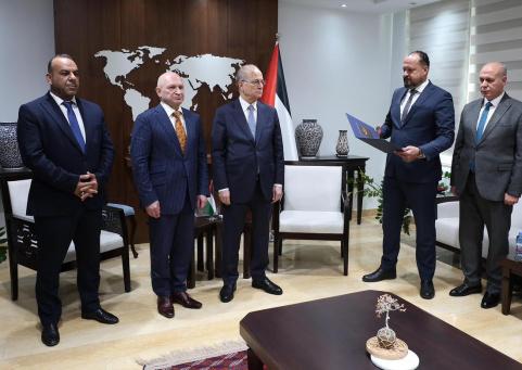 الرئيس يمنح الشاعر الروسي فاديم تيريوخين وسام الثقافة والعلوم والفنون مستوى التألق