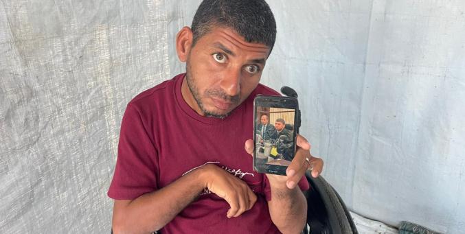 خاص| حسام سدودي.. محامٍ على كرسي متحرك أنهكته الحرب وسلبته وسيلة الحياة