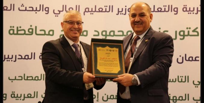 فلسطين تتصدر: الدكتور عبد الله مهنا يحصد الجائزة الأولى لـ “جائزة المُدرِّب العربي المُتَميِّز” – فئة مدرّب مستشار معتمد