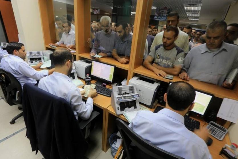 توافد الموظفين على البنوك في غزة