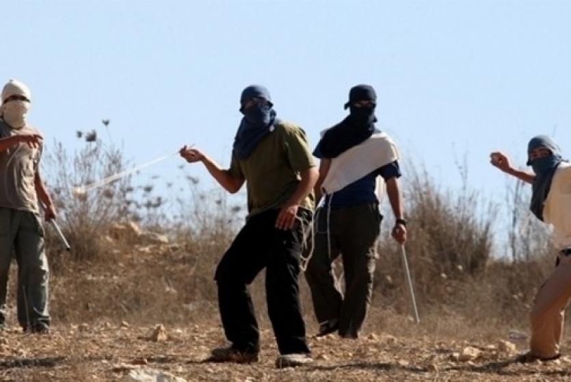 مستوطنون يهاجمون منازل المواطنين في الخليل