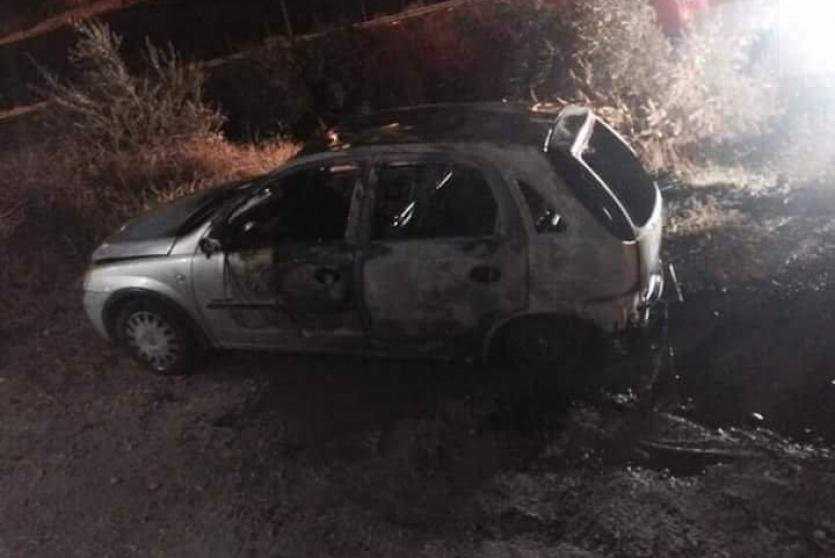  مستوطنون يحرقون مركبة