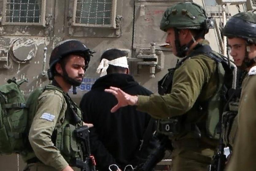 قوات الاحتلال خلال اعتقال مواطن فلسطيني- ارشيف