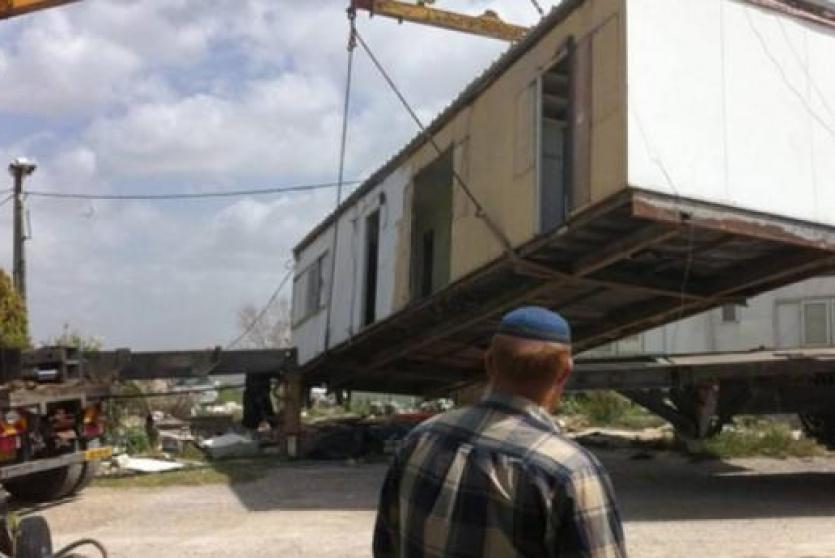  مستوطنون ينصبون 4 بيوت متنقلة