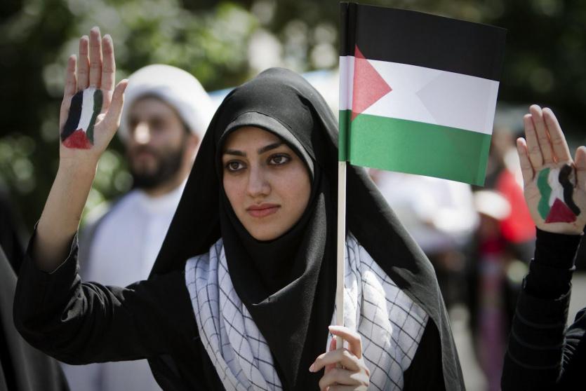 مرأة فلسطينة تشارك في فعالية تضامنية